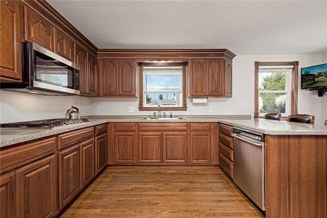 8 Somerset Road, Cranston, RI 02910