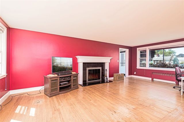 8 Somerset Road, Cranston, RI 02910