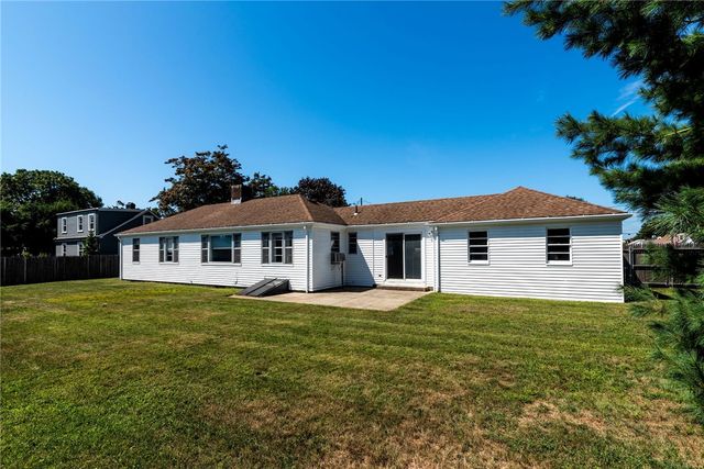 8 Somerset Road, Cranston, RI 02910