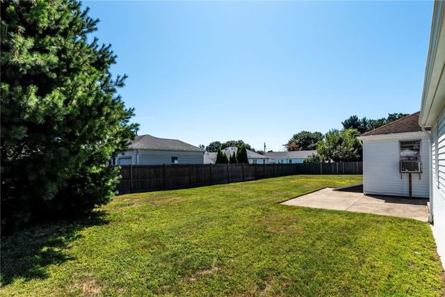 8 Somerset Road, Cranston, RI 02910