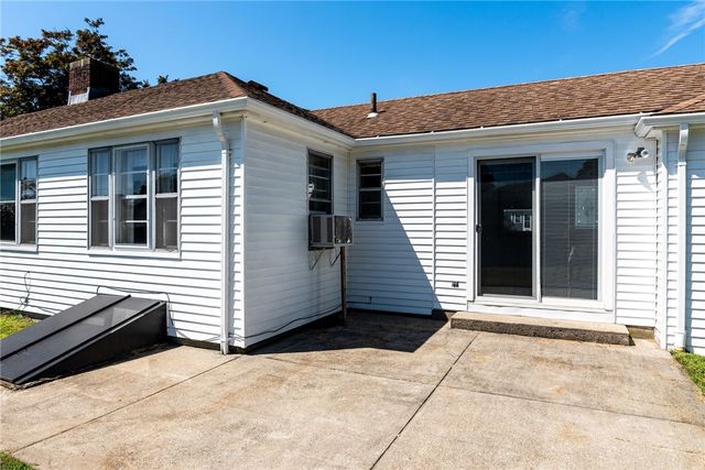 8 Somerset Road, Cranston, RI 02910