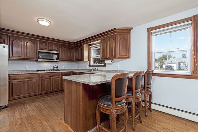8 Somerset Road, Cranston, RI 02910