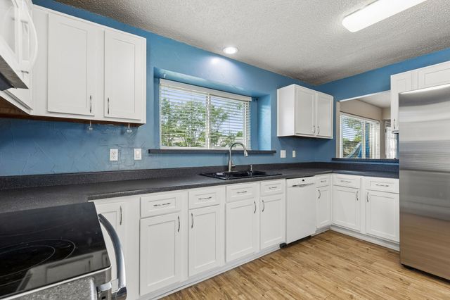 304 Lark Lane, Euless, TX 76039