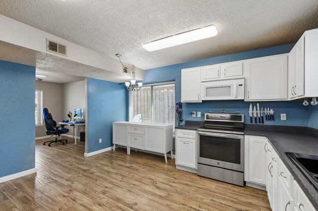 304 Lark Lane, Euless, TX 76039