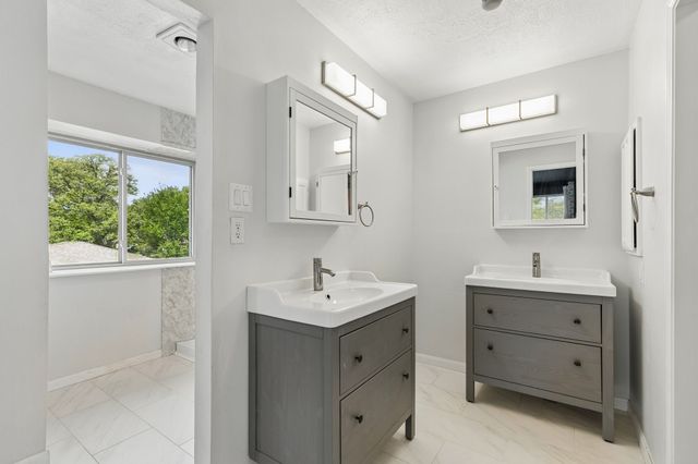 304 Lark Lane, Euless, TX 76039