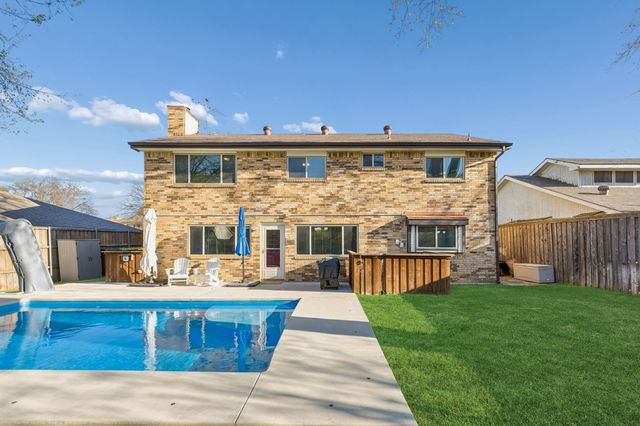 304 Lark Lane, Euless, TX 76039