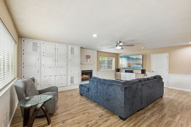 304 Lark Lane, Euless, TX 76039