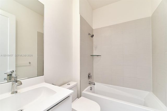 10447 NW 66th St, Doral, FL 33178