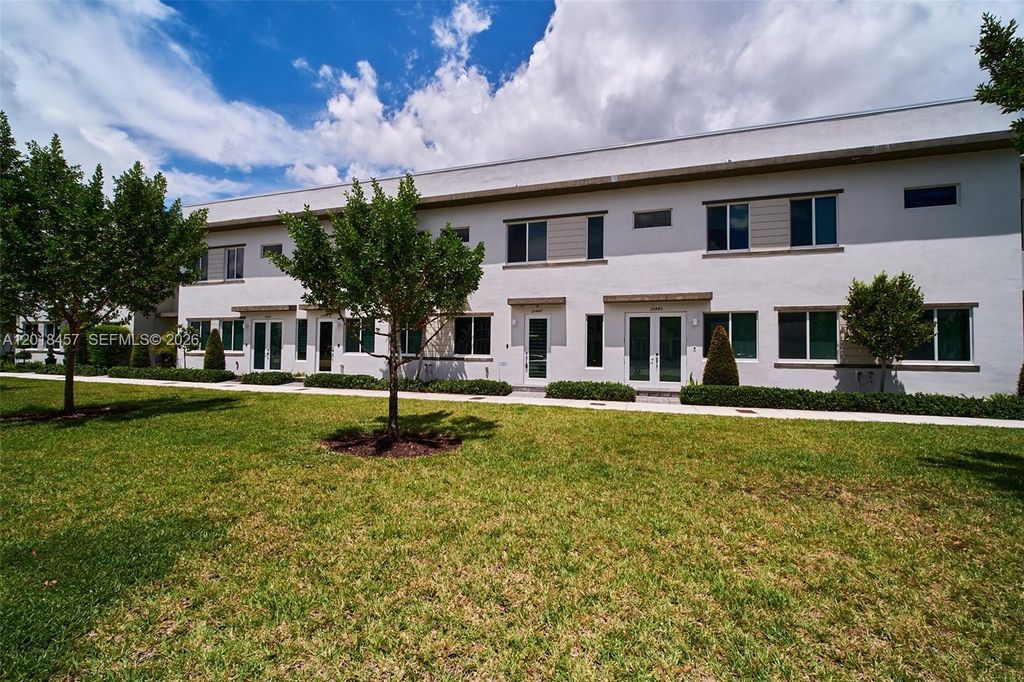 10447 NW 66th St, Doral, FL 33178