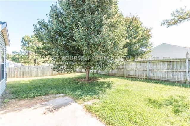 3079 W Essex Drive, Fayetteville, AR 72704