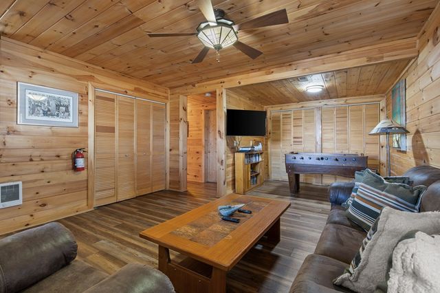 304 Ridge Circle, Blue Ridge, GA 30513