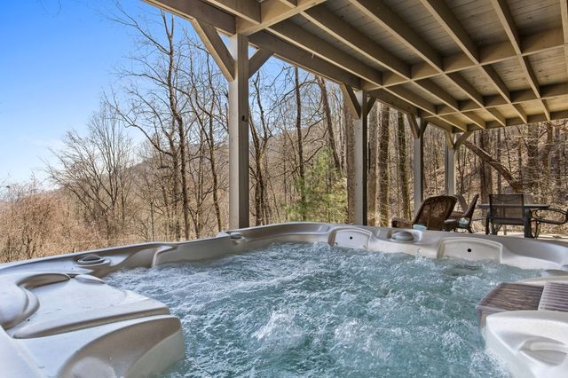 304 Ridge Circle, Blue Ridge, GA 30513