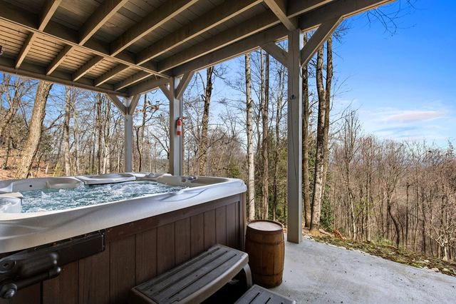 304 Ridge Circle, Blue Ridge, GA 30513