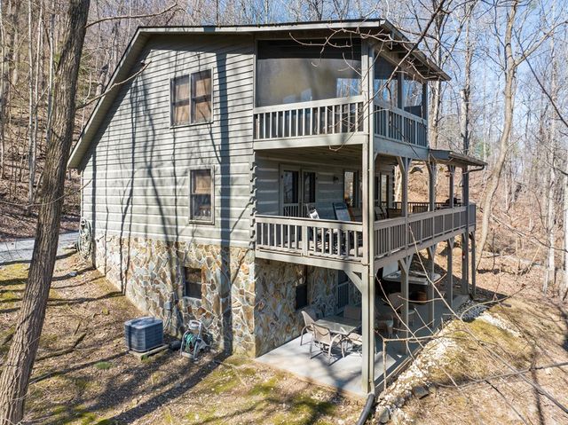 304 Ridge Circle, Blue Ridge, GA 30513