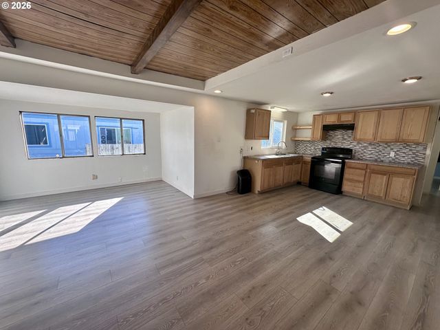 4475 DAISY St, Springfield, OR 97478