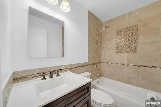 207 Pond Terrace 4D, Twp Of Washington, NJ 07676