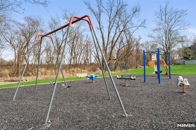 207 Pond Terrace 4D, Twp Of Washington, NJ 07676