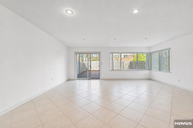207 Pond Terrace 4D, Twp Of Washington, NJ 07676
