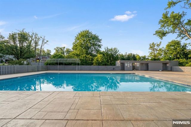 207 Pond Terrace 4D, Twp Of Washington, NJ 07676
