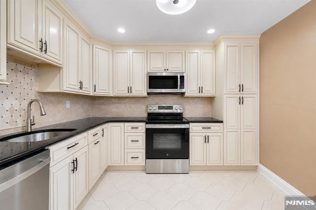 207 Pond Terrace 4D, Twp Of Washington, NJ 07676