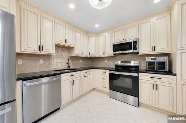 207 Pond Terrace 4D, Twp Of Washington, NJ 07676
