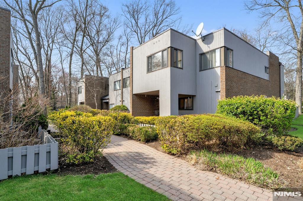207 Pond Terrace 4D, Twp Of Washington, NJ 07676