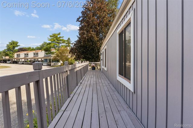 9597 Harbour Cove Court 105, Ypsilanti Charter Township, MI 48197