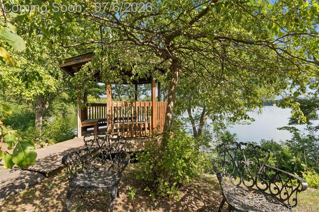 9597 Harbour Cove Court 105, Ypsilanti Charter Township, MI 48197