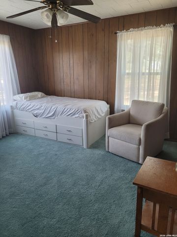 198 PRIVATE ROAD 7730, Devine, TX 78016