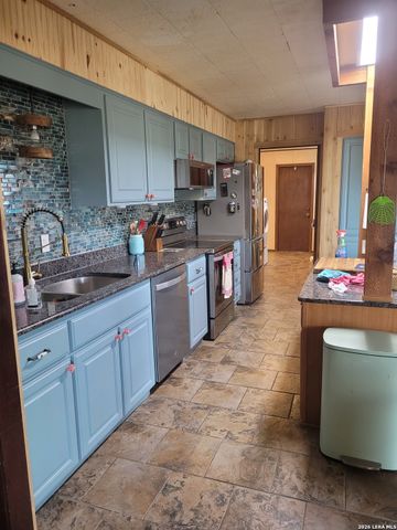 198 PRIVATE ROAD 7730, Devine, TX 78016
