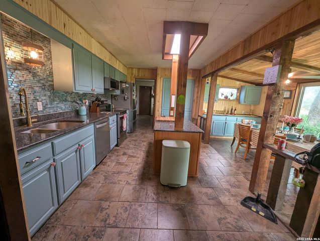 198 PRIVATE ROAD 7730, Devine, TX 78016