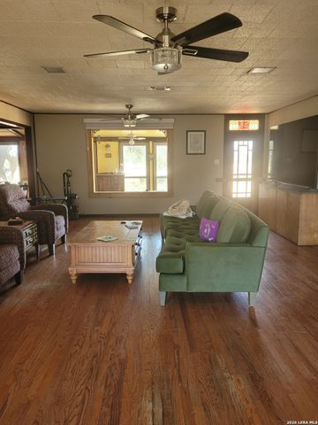 198 PRIVATE ROAD 7730, Devine, TX 78016