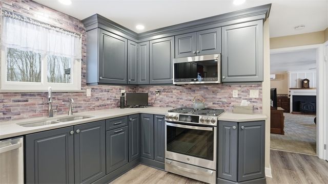 6142 Penn Dr, Penn Twp, PA 16002