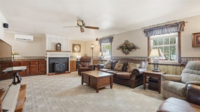 6142 Penn Dr, Penn Twp, PA 16002