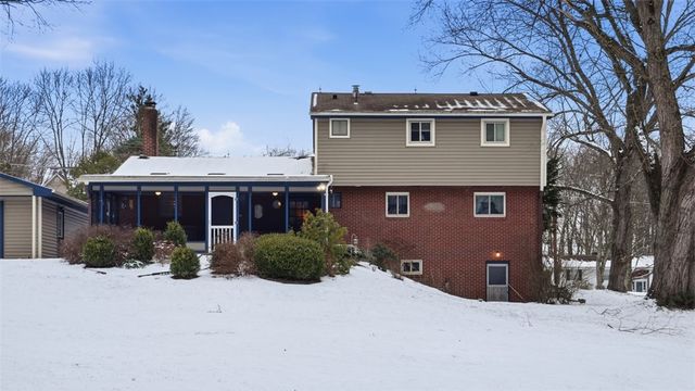 6142 Penn Dr, Penn Twp, PA 16002