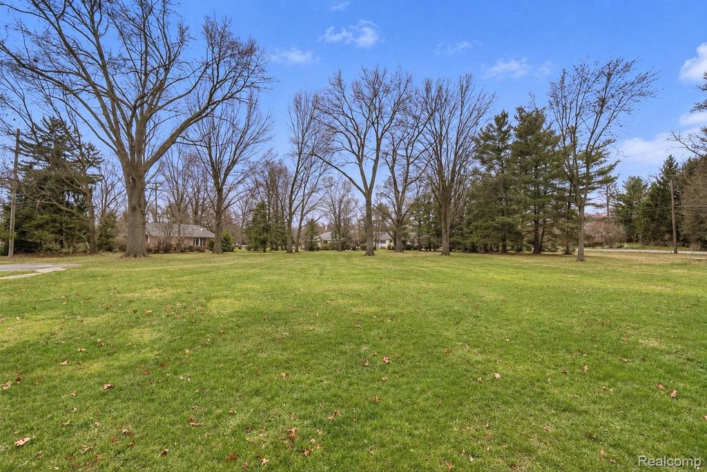 6606 Vachon Court, Bloomfield Charter Township, MI 48301