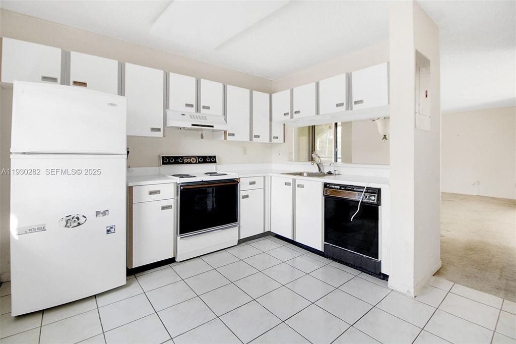 Image 10 of property listing at 3553 Magellan Cir 317-1, Aventura, FL 33180