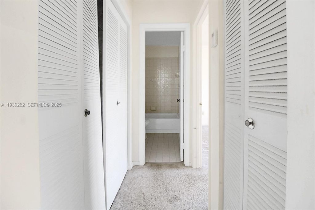 Image 11 of property listing at 3553 Magellan Cir 317-1, Aventura, FL 33180