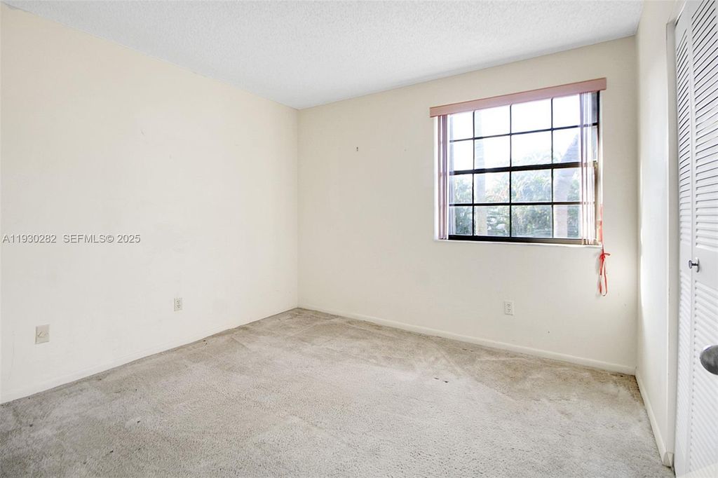 Image 12 of property listing at 3553 Magellan Cir 317-1, Aventura, FL 33180
