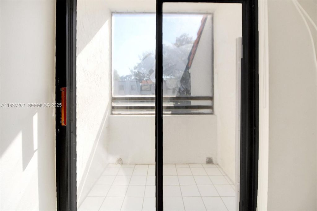 Image 18 of property listing at 3553 Magellan Cir 317-1, Aventura, FL 33180