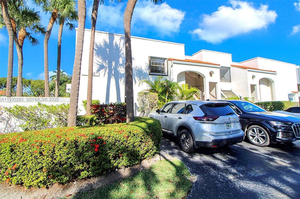 Image 2 of property listing at 3553 Magellan Cir 317-1, Aventura, FL 33180