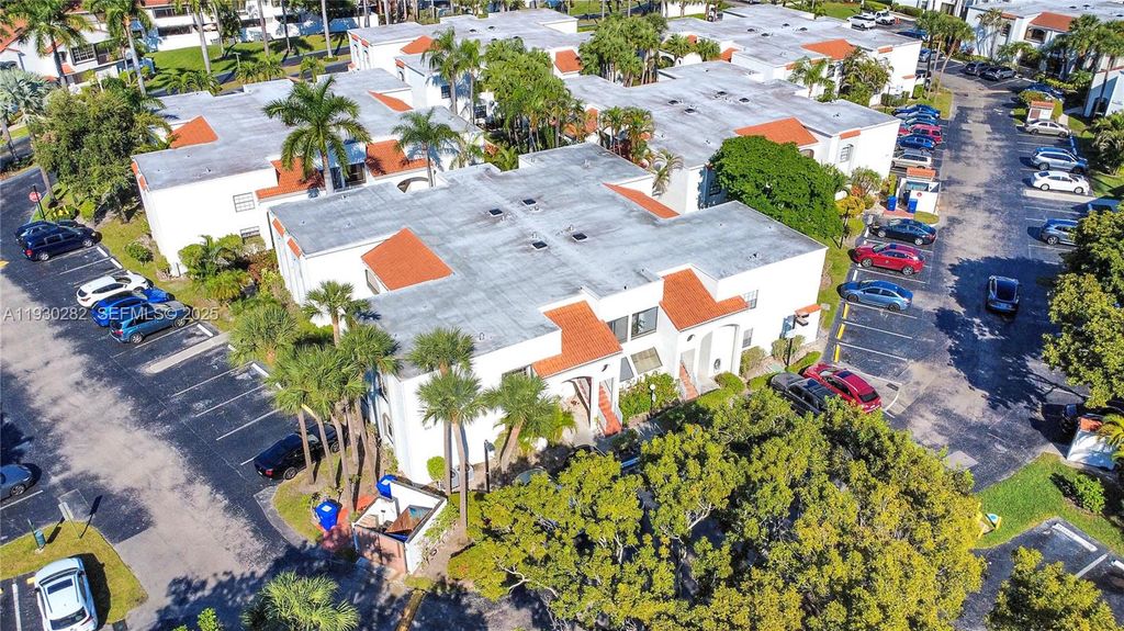 Image 22 of property listing at 3553 Magellan Cir 317-1, Aventura, FL 33180