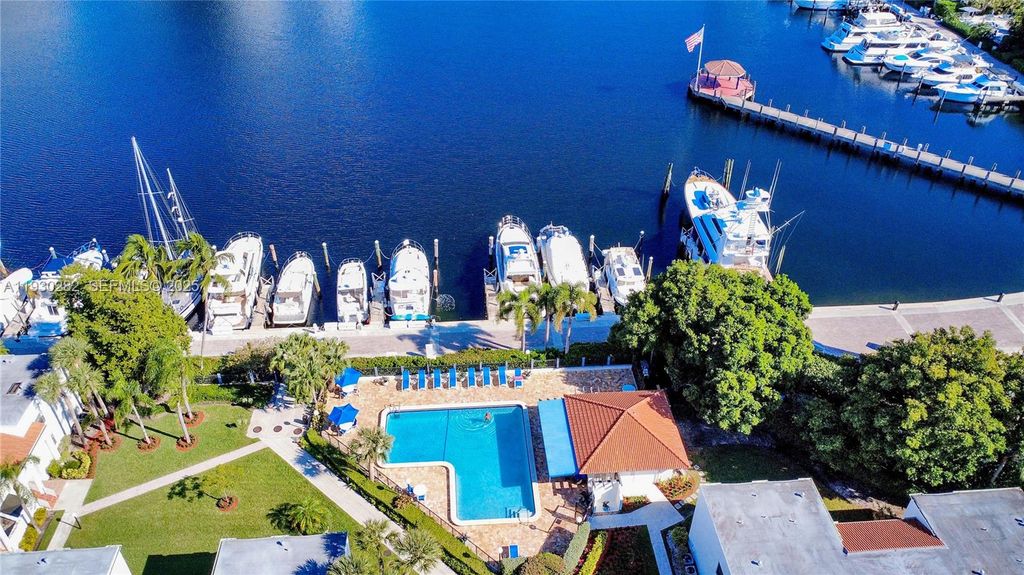 Image 27 of property listing at 3553 Magellan Cir 317-1, Aventura, FL 33180