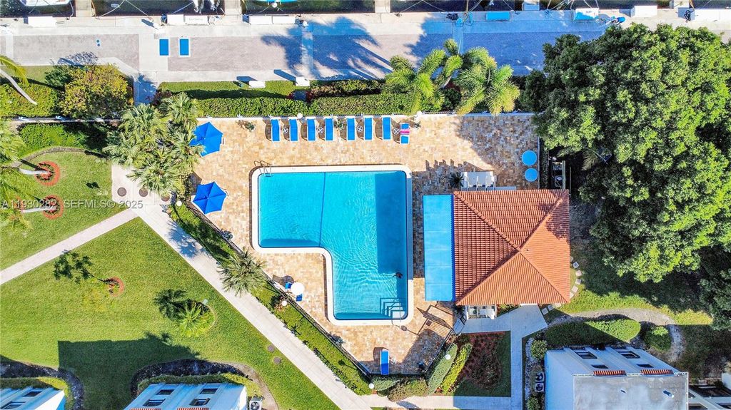 Image 29 of property listing at 3553 Magellan Cir 317-1, Aventura, FL 33180