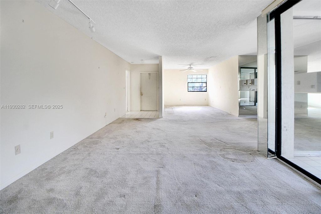 Image 5 of property listing at 3553 Magellan Cir 317-1, Aventura, FL 33180