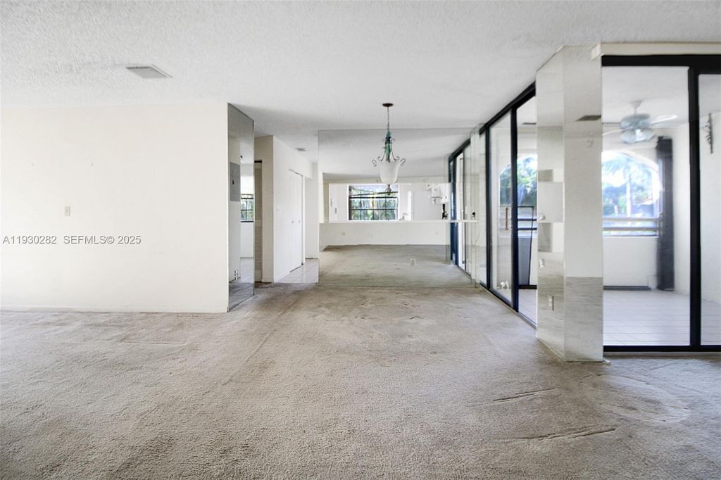 Image 6 of property listing at 3553 Magellan Cir 317-1, Aventura, FL 33180