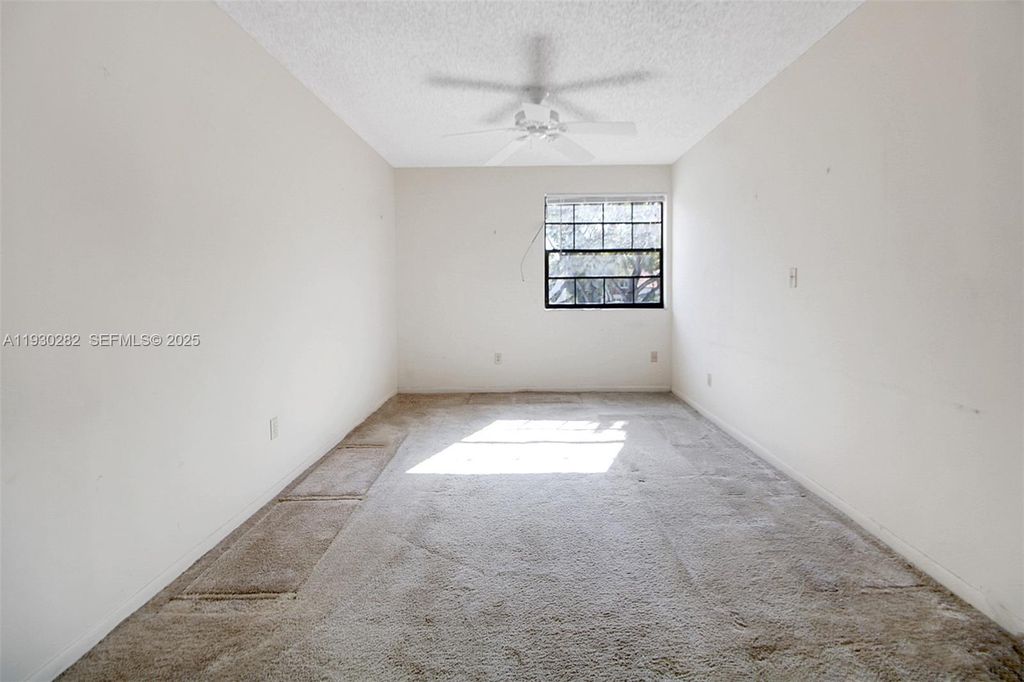 Image 7 of property listing at 3553 Magellan Cir 317-1, Aventura, FL 33180