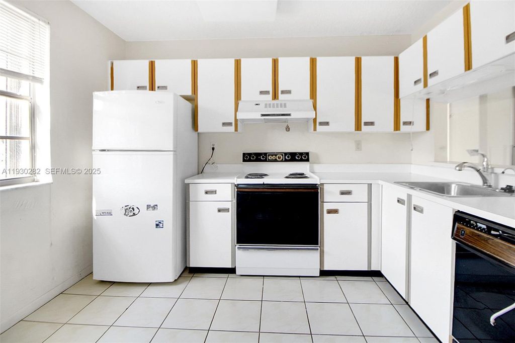 Image 9 of property listing at 3553 Magellan Cir 317-1, Aventura, FL 33180