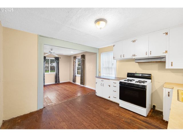 948 Sw MAPLE St, Dallas, OR 97338