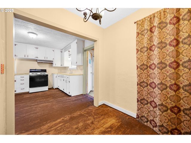 948 Sw MAPLE St, Dallas, OR 97338